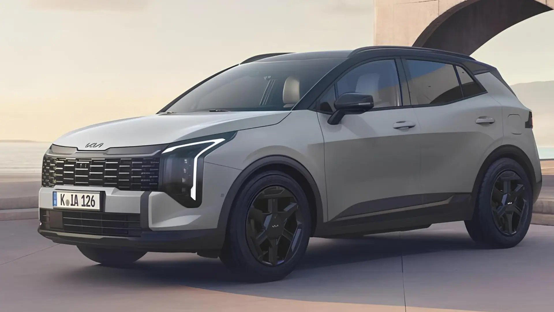 Кросовер KIA Sportage Black Edition у світлому кузові з чорними акцентами, вигляд спереду збоку