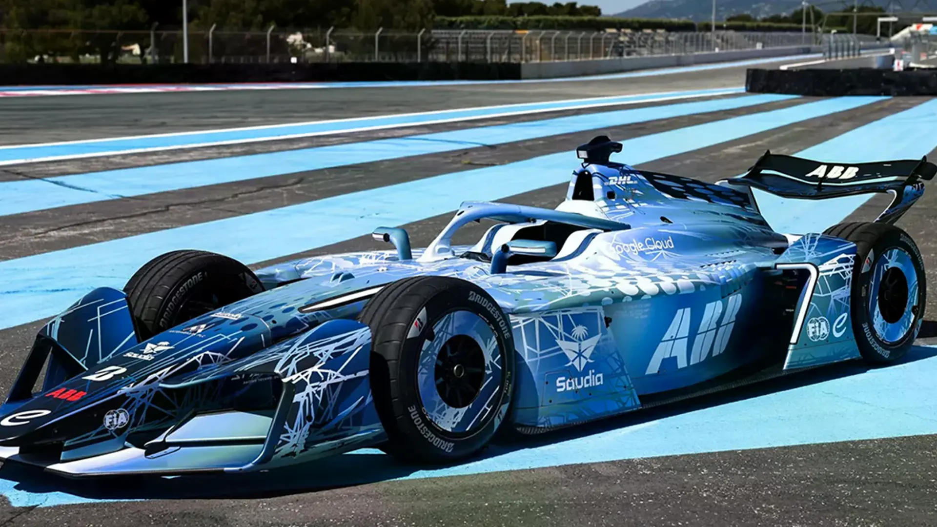 Болід Formula E Gen4 у синьому забарвленні на гоночній трасі під час презентації