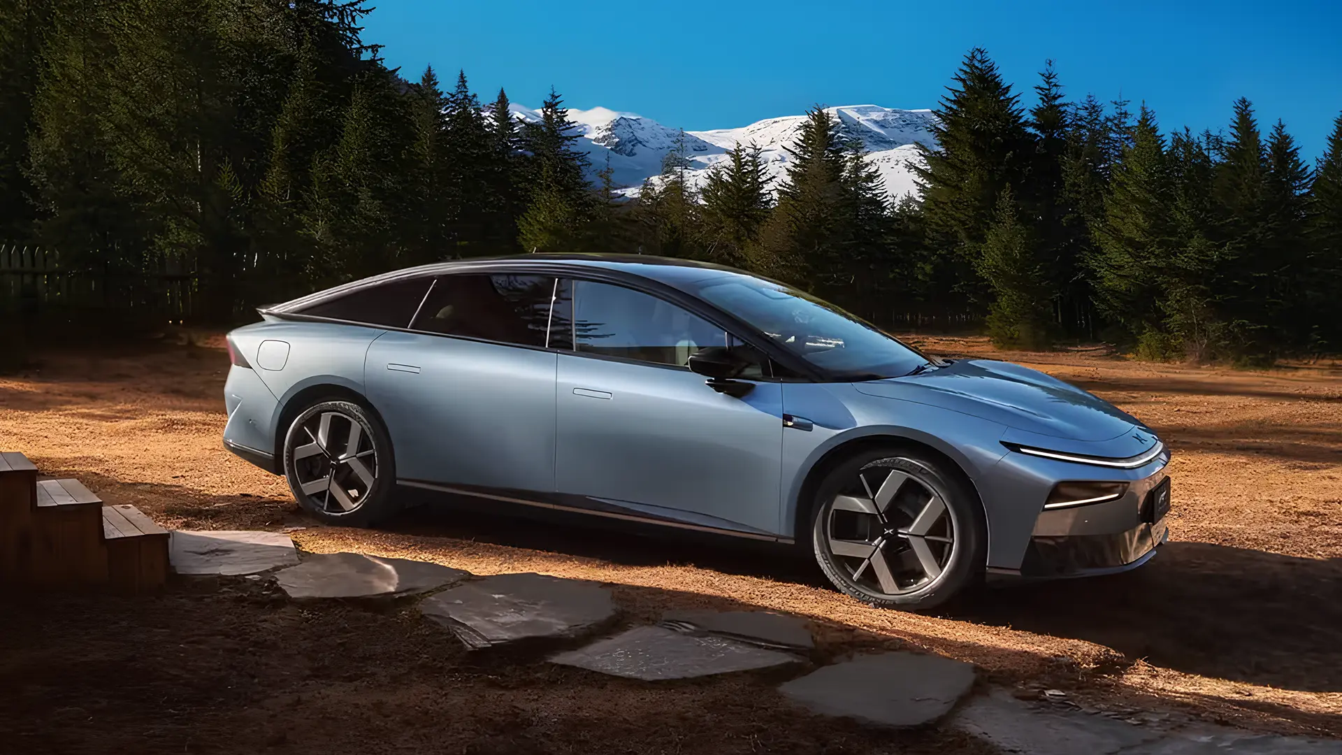Електроседан XPENG P7+ 2026 у світло-блакитному кольорі на тлі гірського пейзажу