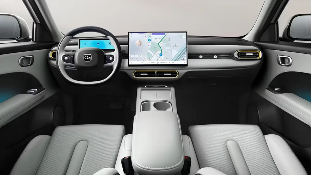 Интерьер Chery QQ3 EV с цифровой приборной панелью, большим центральным дисплеем и светлым салоном