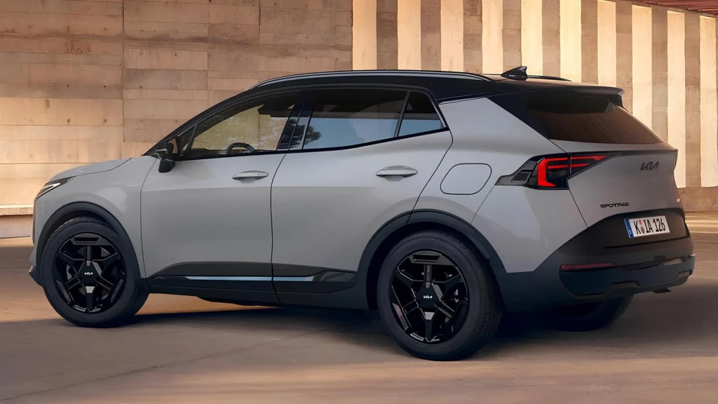 Кроссовер KIA Sportage Black Edition в светлом кузове с черной крышей, вид сбоку сзади