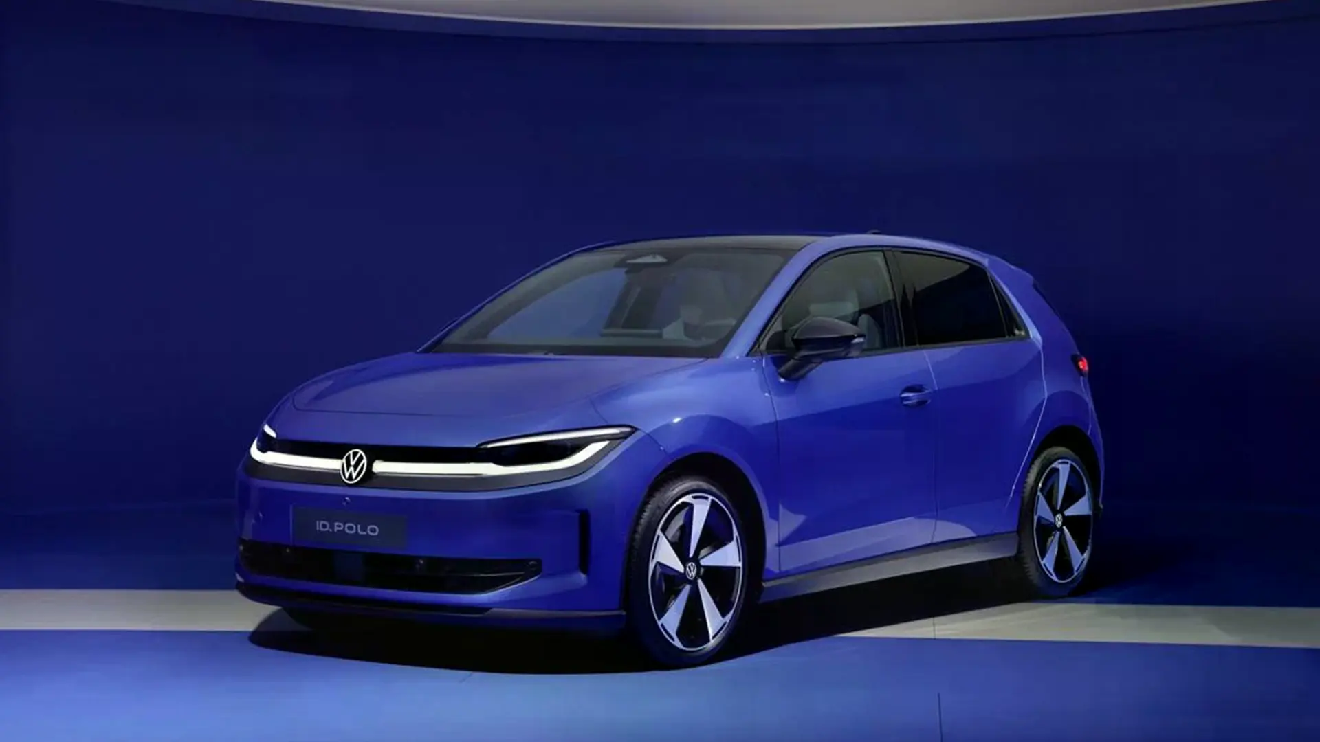 Синій Volkswagen ID. Polo на презентації в студійному освітленні
