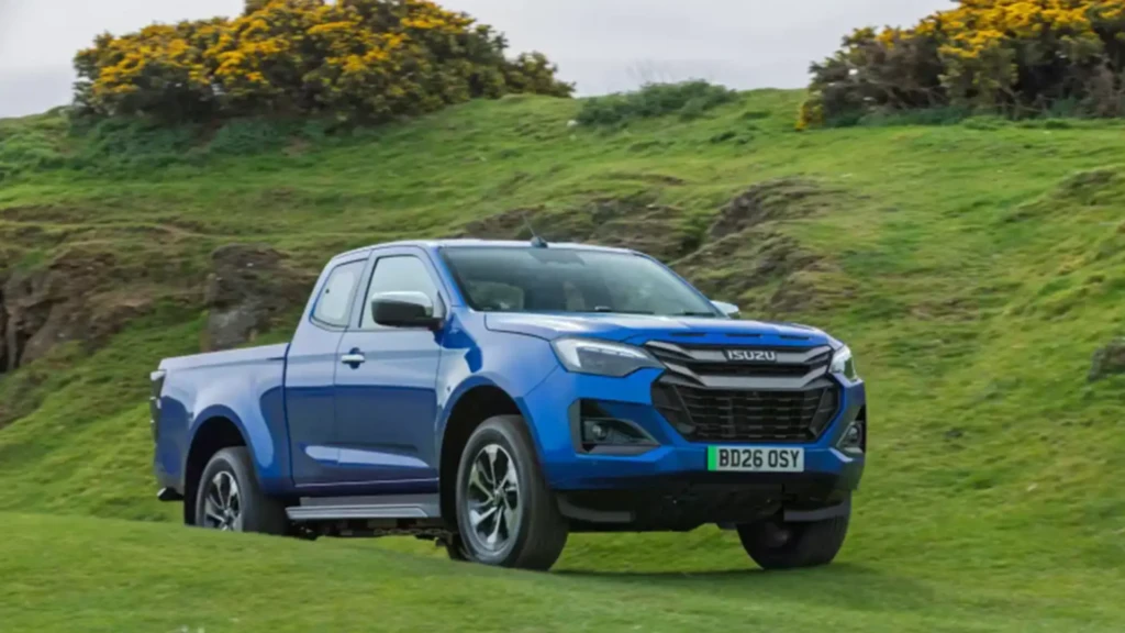 Електричний пікап Isuzu D-Max EV синього кольору на заміській дорозі