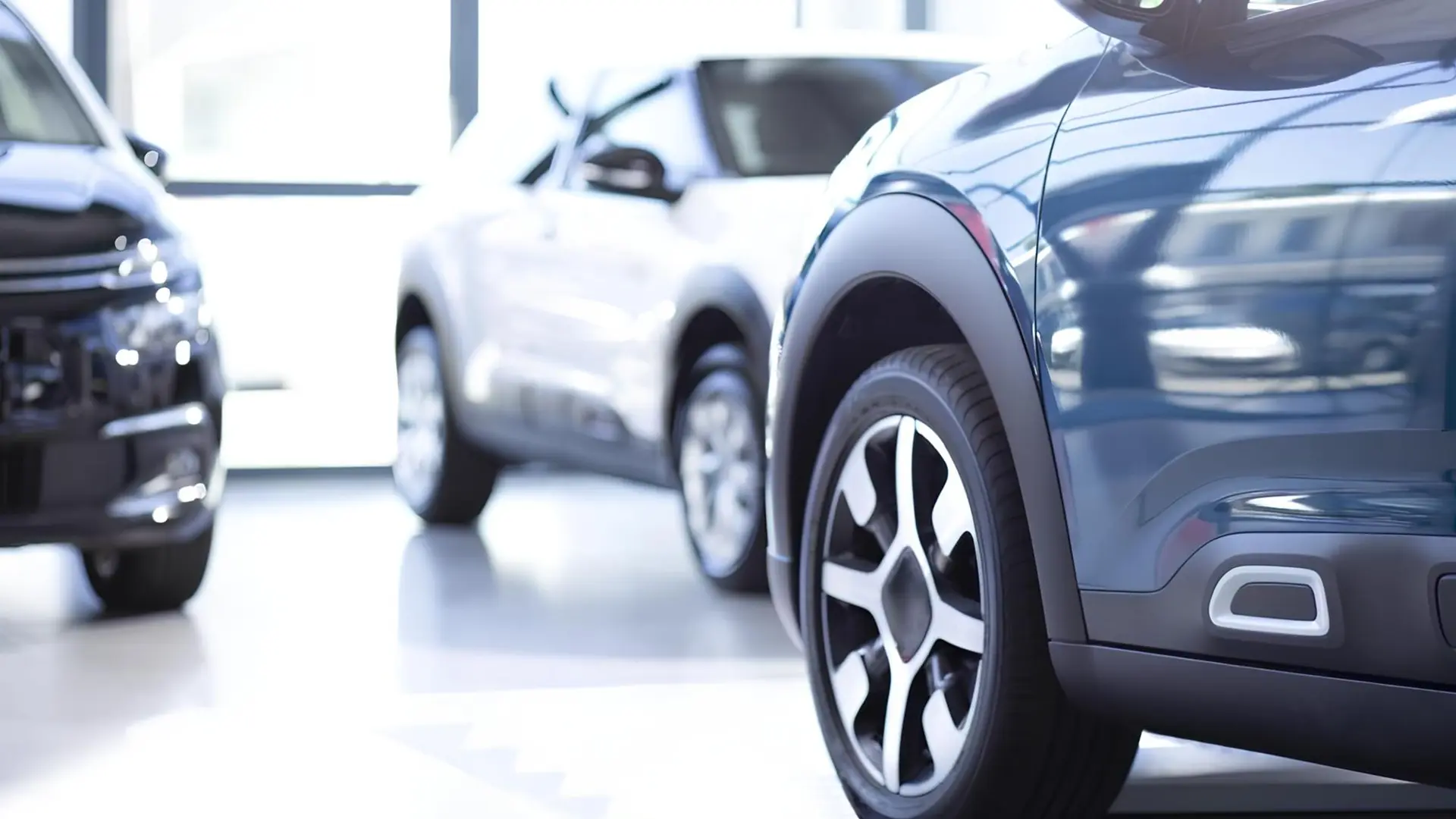 Нові автомобілі в автосалоні, кросовери на виставковому майданчику