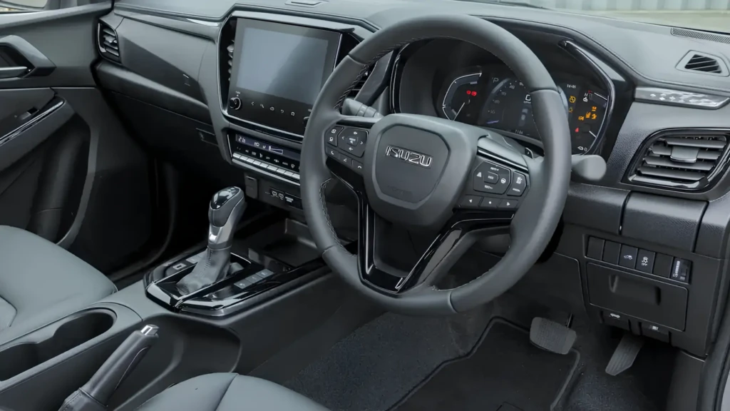 Електричний пікап Isuzu D-Max EV синього кольору на заміській дорозі