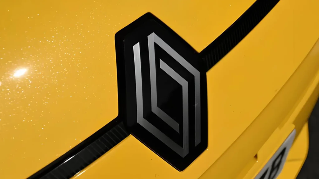 Логотип Renault на жовтому кузові автомобіля як ілюстрація до теми продажів електромобілів у Європі