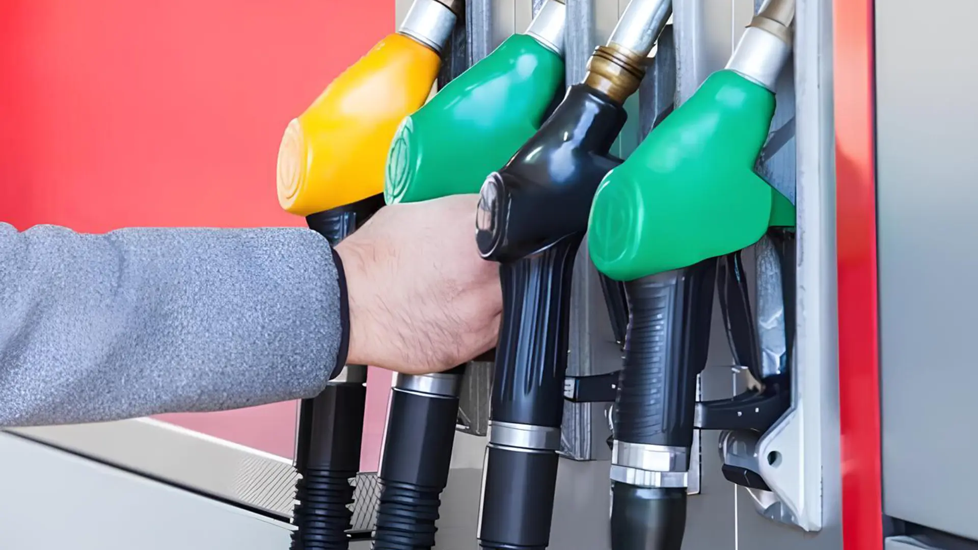 Паливні пістолети на АЗС під час заправки автомобіля