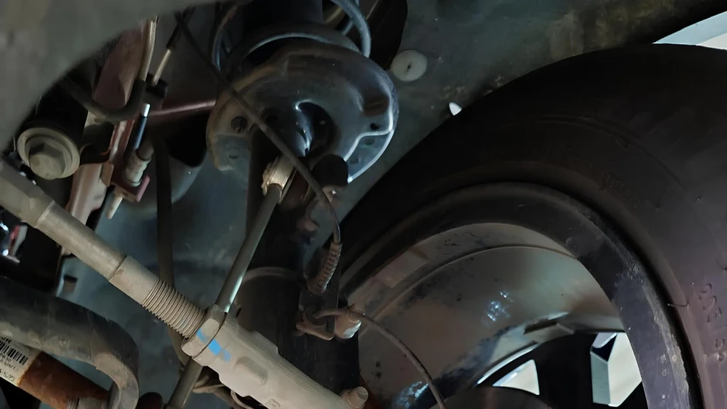 Елементи підвіски Dacia Bigster крупним планом під час технічного огляду