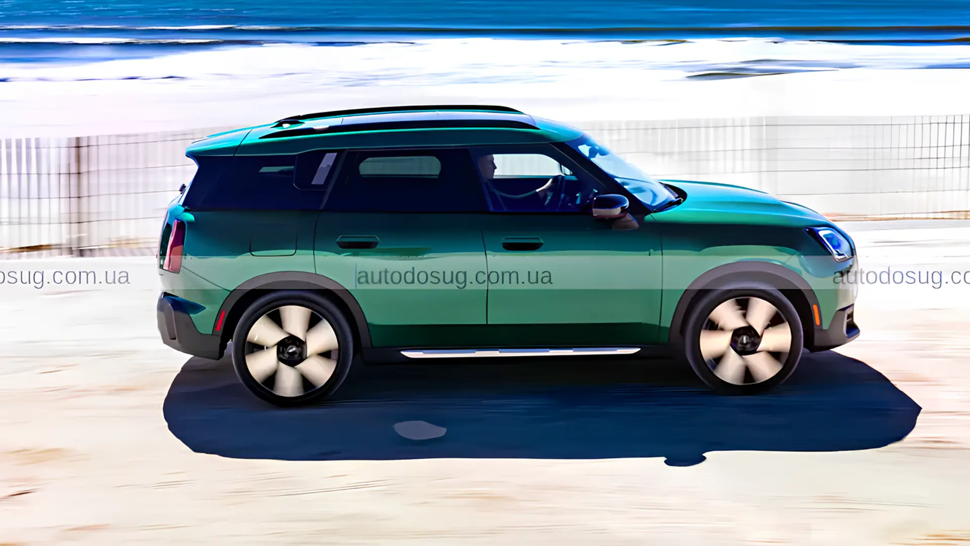 Зелений Mini Countryman у русі, вигляд збоку