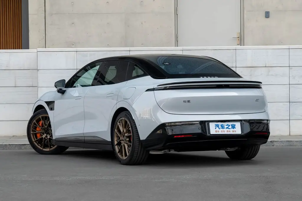 Обновлённый Zeekr 007 белого цвета, вид спереди сбоку на городском фоне