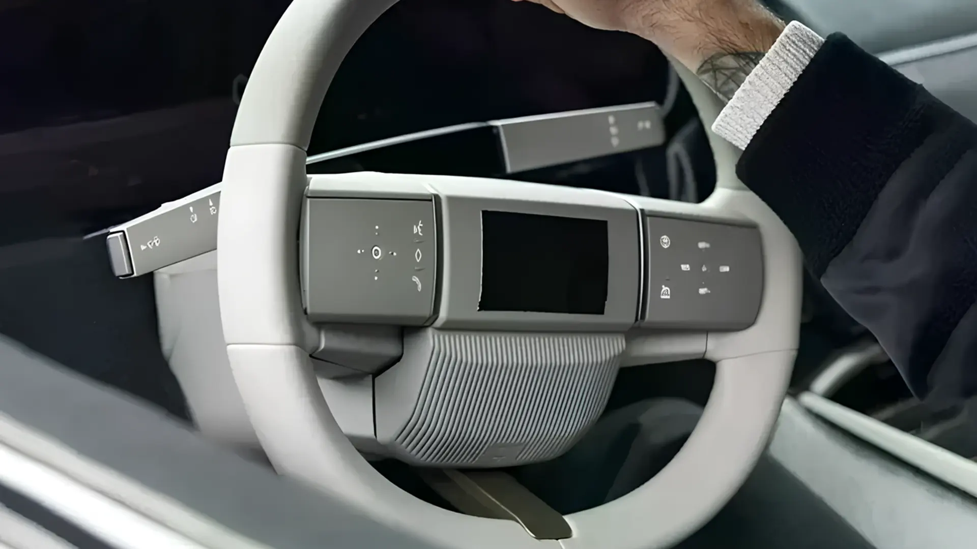 Кермо та передня панель у салоні нової моделі Jaguar з мінімалістичним цифровим інтерфейсом