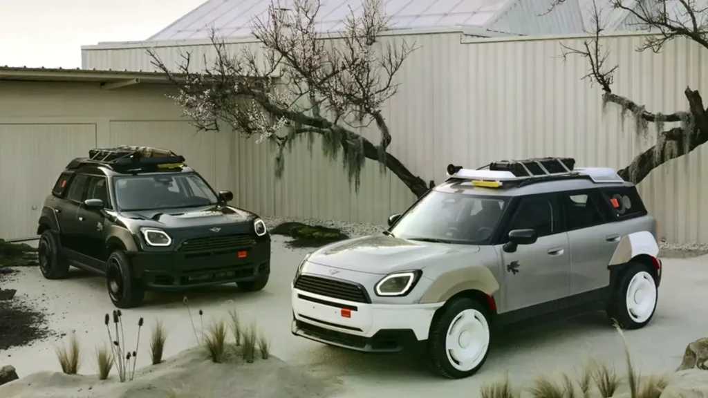 Два концептуальні кросовери Mini x Vagabund з експедиційними аксесуарами на майданчику біля будівлі