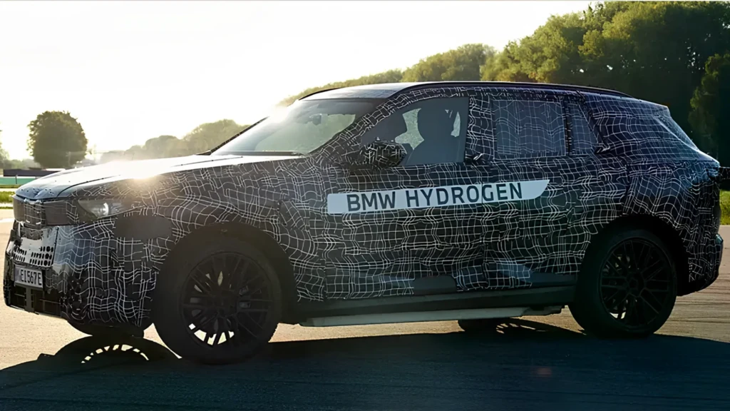 BMW iX5 Hydrogen у камуфляжі під час випробувань, вигляд збоку