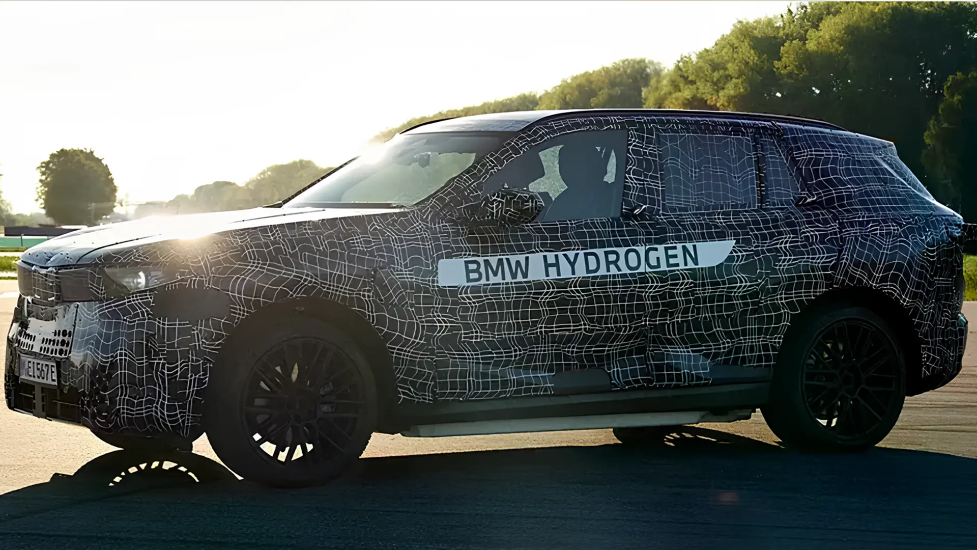 BMW iX5 Hydrogen у камуфляжі під час випробувань, вигляд збоку