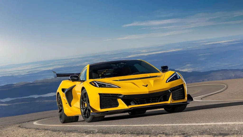 Жовтий Corvette Grand Sport 2027 на гірській дорозі, вид спереду