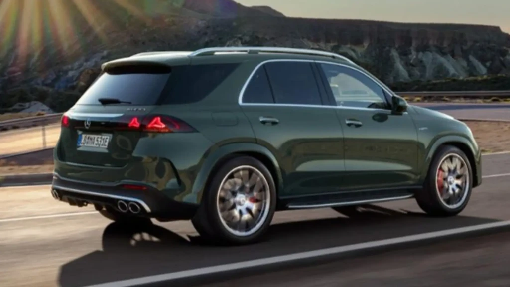 На зображенні показано зелений Mercedes-Benz GLE у передньому боковому ракурсі під час руху гірською дорогою. Фото демонструє преміальний кросовер із великою фірмовою решіткою радіатора, світлодіодною оптикою, великими колесами, хромованими елементами та динамічним силуетом, що підкреслює поєднання комфорту, потужності й статусного дизайну.