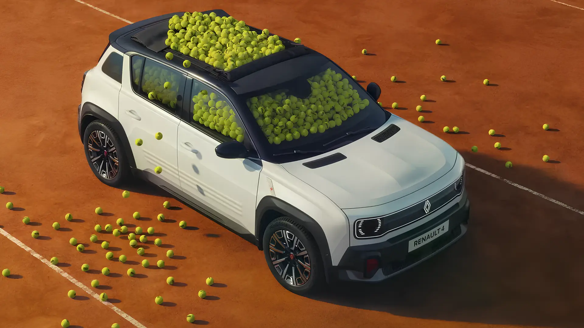 Електрокросовер Renault 4 Roland-Garros E-Tech на тенісному корті з м’ячами