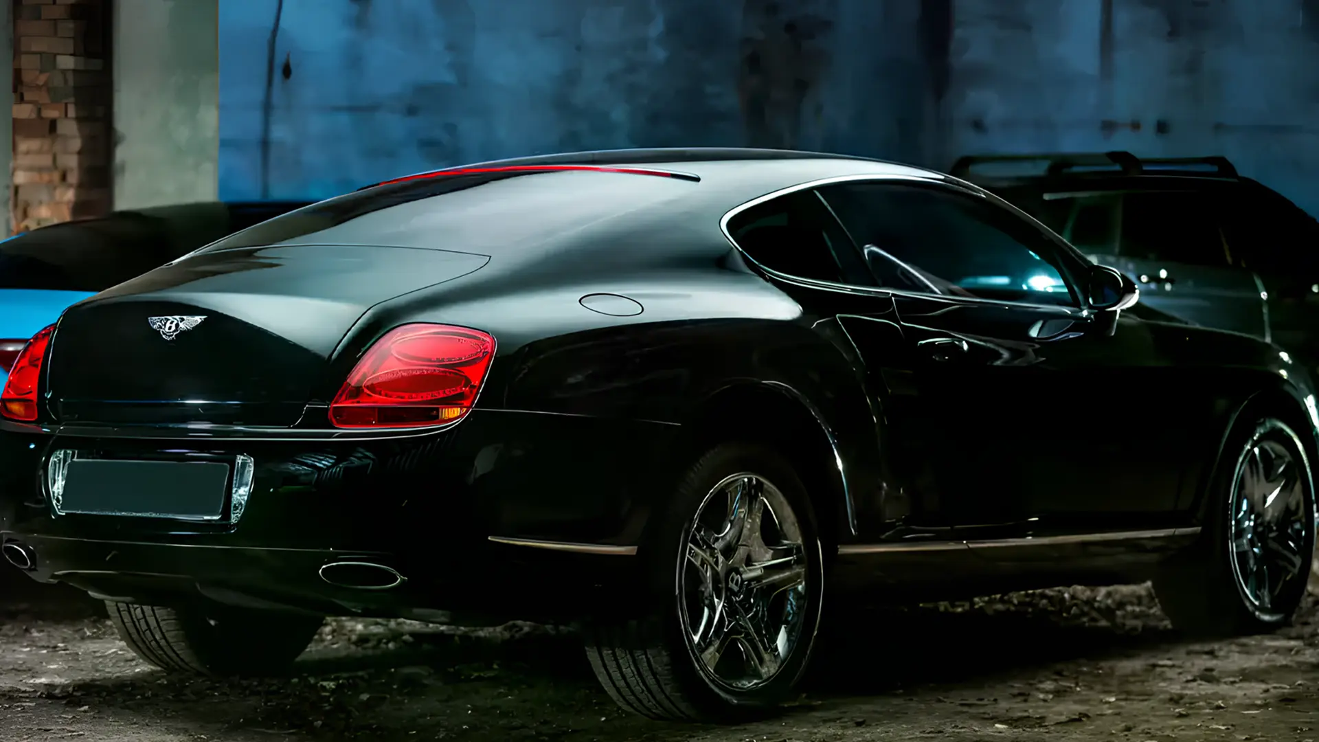 Чорний люксовий автомобіль Bentley припаркований у темному приміщенні