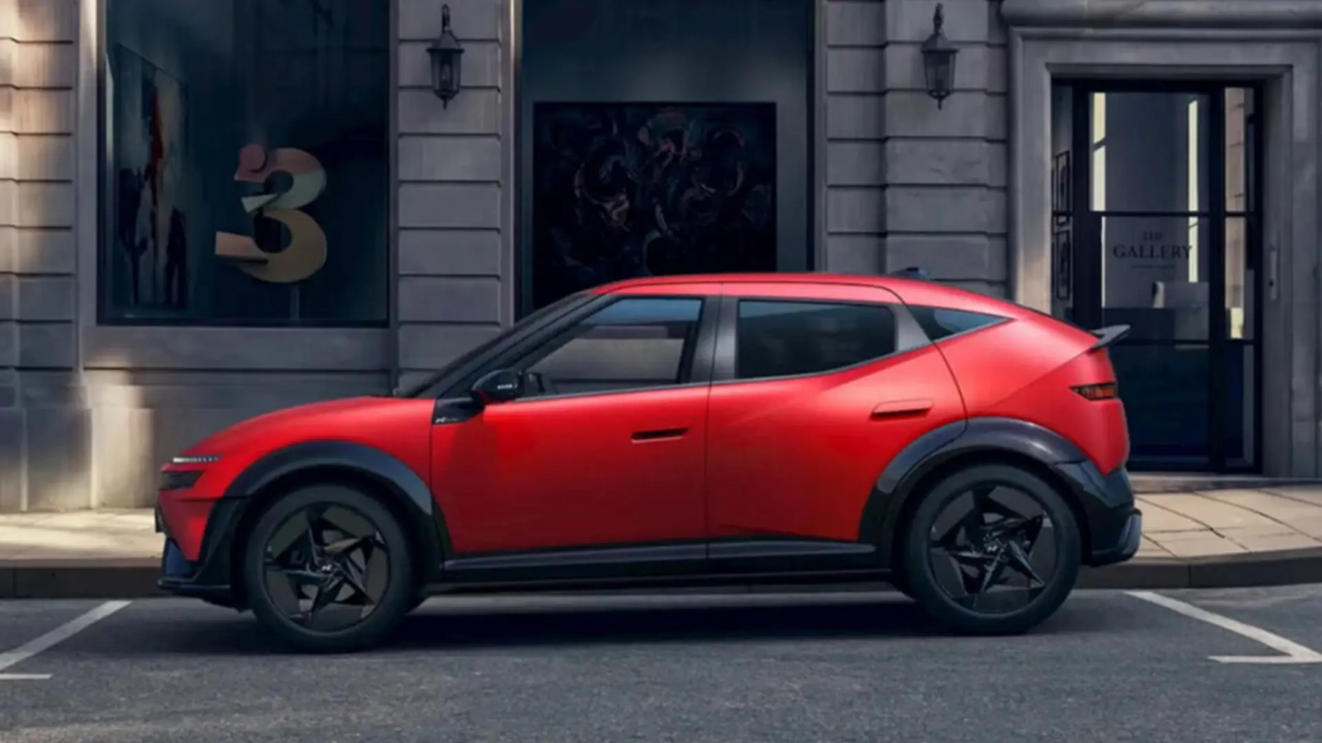 Червоний Hyundai IONIQ 3 біля міської будівлі