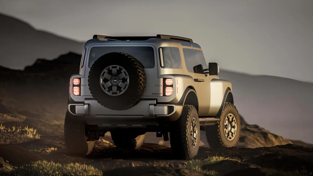 Рамный пикап Hyundai в ракурсе сзади сбоку на бездорожье с запасным колесом на двери багажника