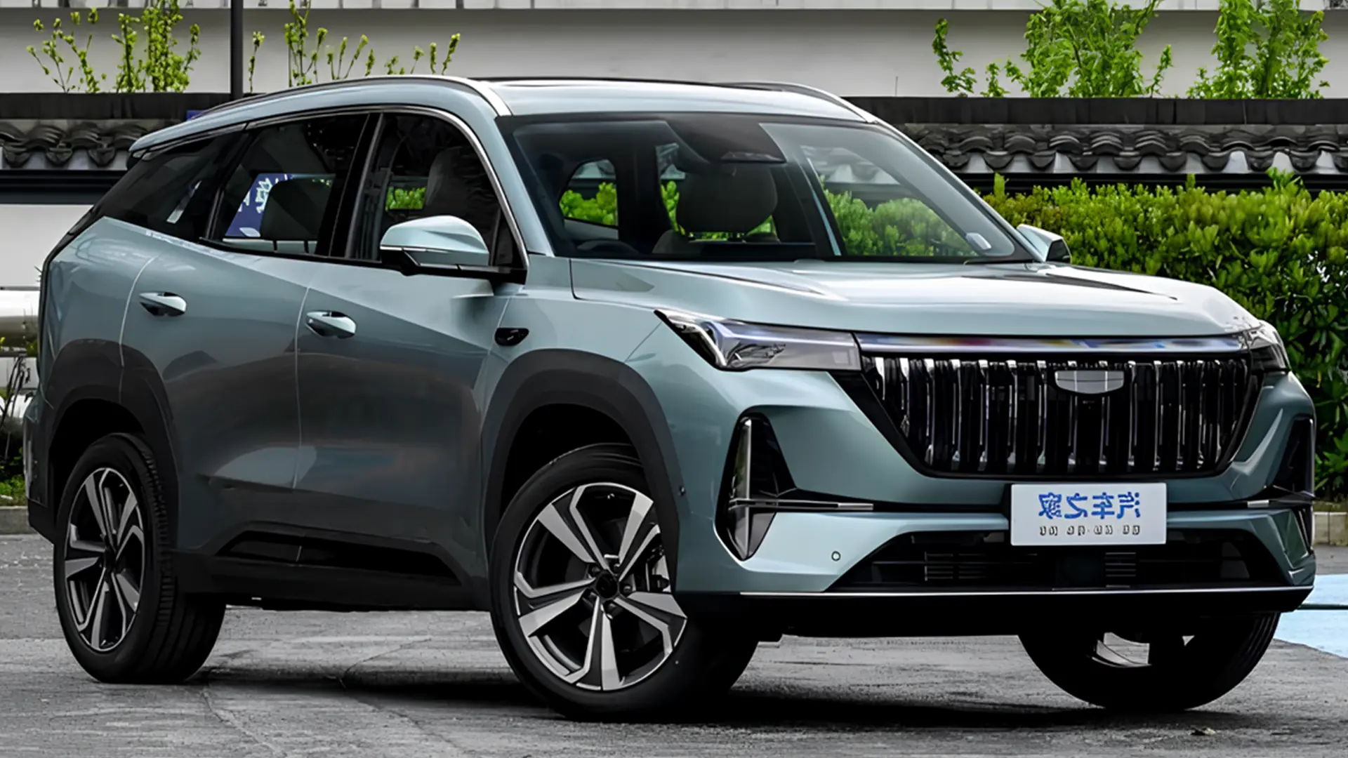 Кросовер Geely Boyue L Little Blue Light Edition у світло-блакитному кузові, вигляд спереду збоку