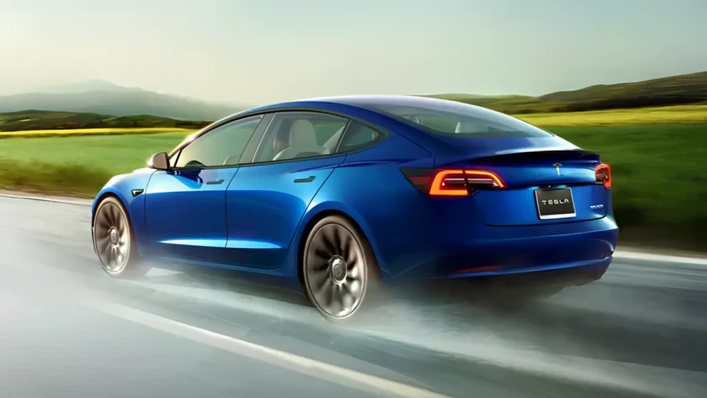 Електромобіль Tesla синього кольору в русі як ілюстрація до теми продажів вживаних електромобілів у США