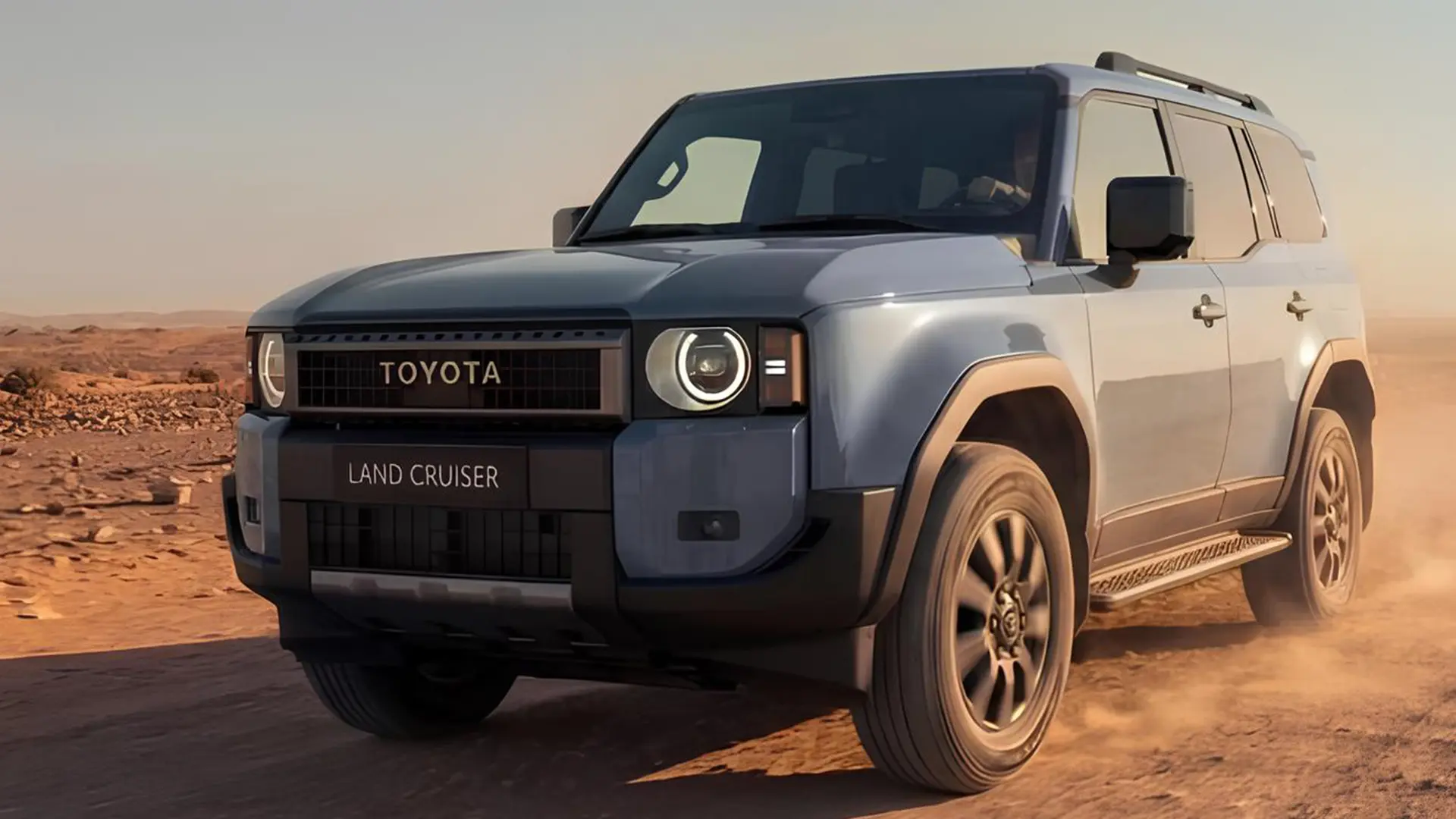Toyota Land Cruiser 2026 у п’ятимісній версії їде пустельною дорогою, вид спереду збоку