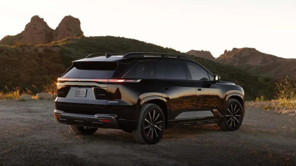 Чёрный Subaru Getaway 2027 в ракурсе сзади сбоку на фоне горного пейзажа