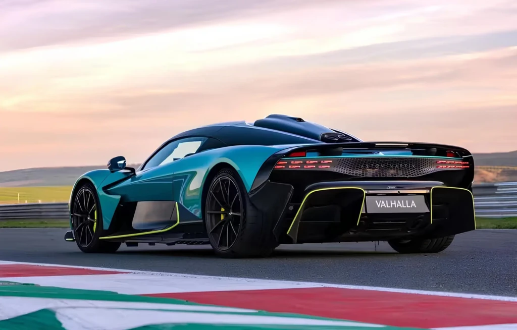 Aston Martin Valhalla у ракурсі ззаду збоку на гоночному треку