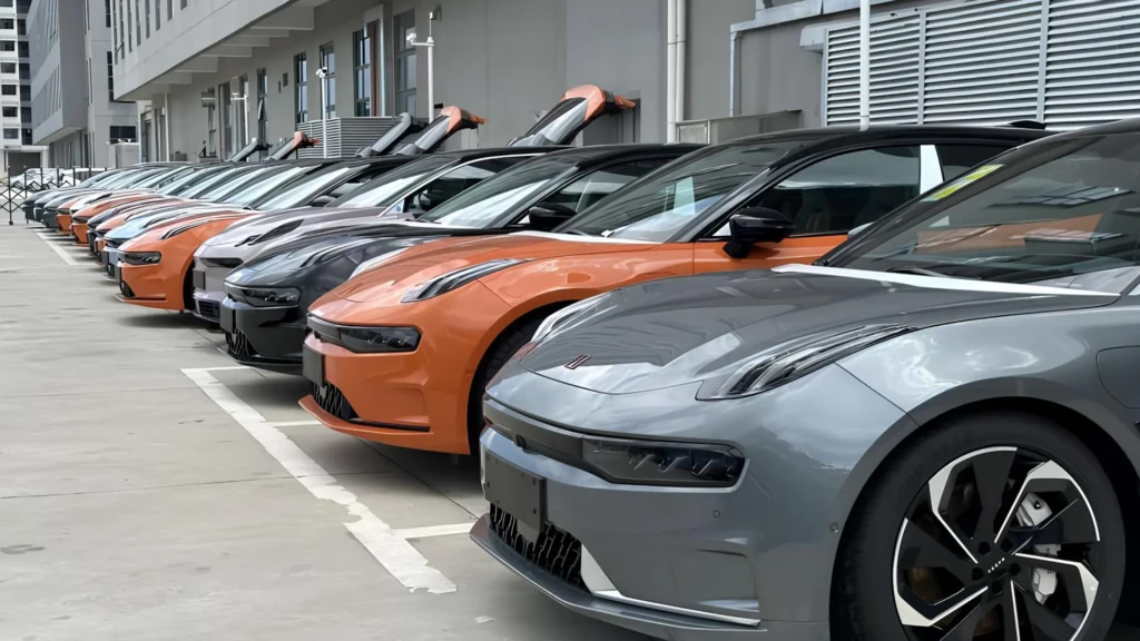 Ряд нових легкових автомобілів на стоянці як ілюстрація до теми продажу автомобілів у Китаї