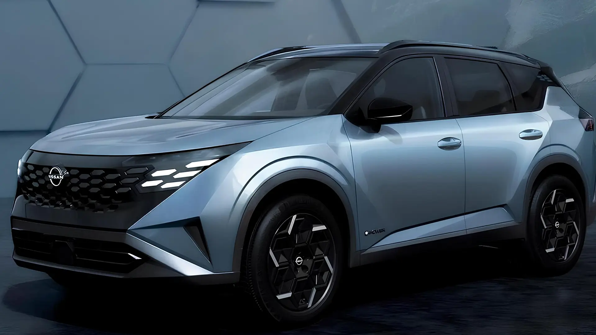 Оновлений Nissan X-Trail сріблястого кольору, вид спереду збоку в студійному просторі