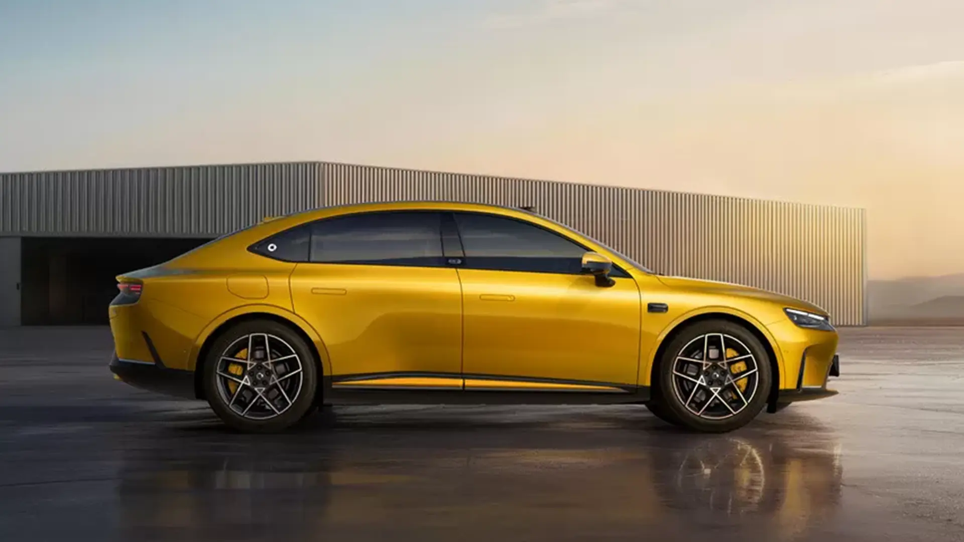 Жовтий кросовер-купе Smart, вид збоку на тлі сучасної будівлі