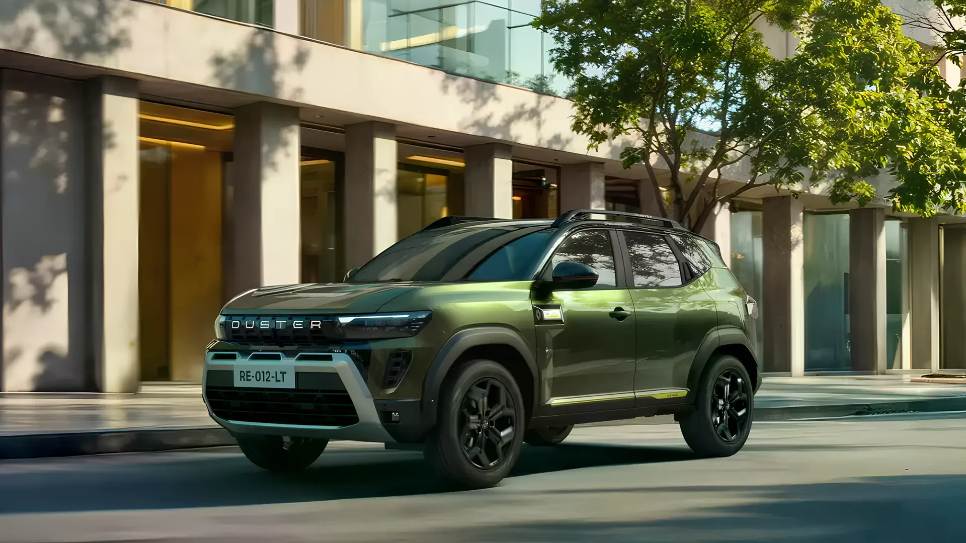 Новий компактний кросовер Dacia Duster їде вулицею біля сучасної будівлі