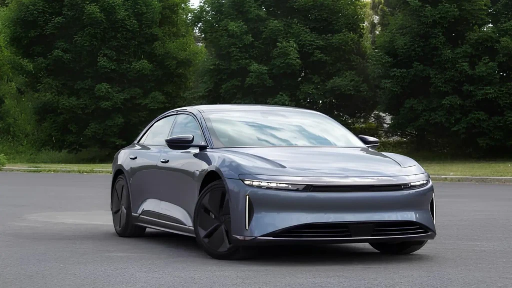 Сучасний електромобіль сірого кольору на парковці як ілюстрація до рейтингу електрокарів у Європі