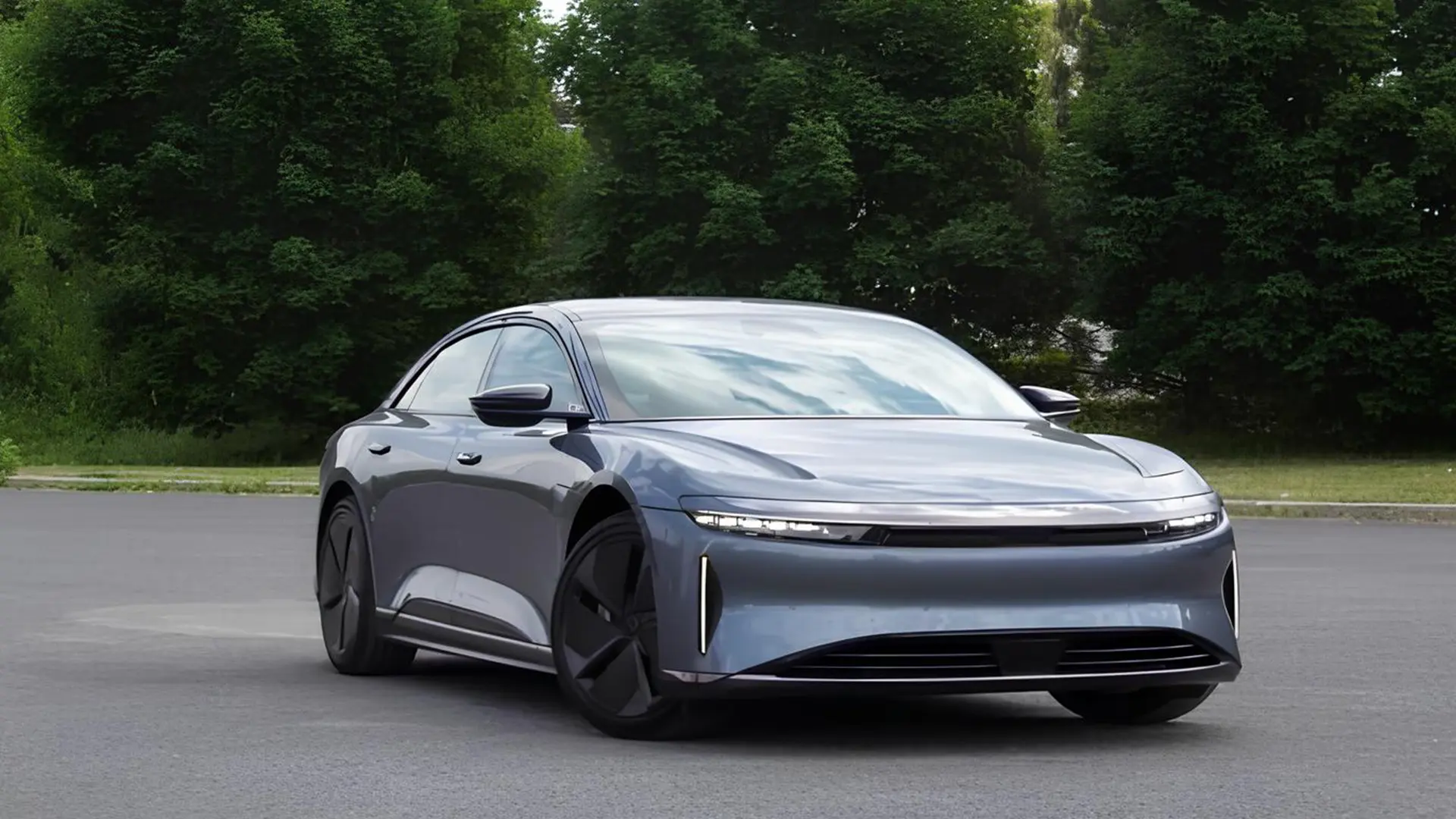 Сучасний електромобіль сірого кольору на парковці як ілюстрація до рейтингу електрокарів у Європі