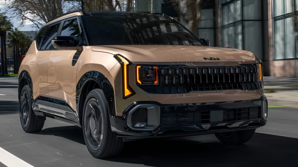 Kia Seltos 2027 у бежевому кольорі в русі, вигляд спереду збоку