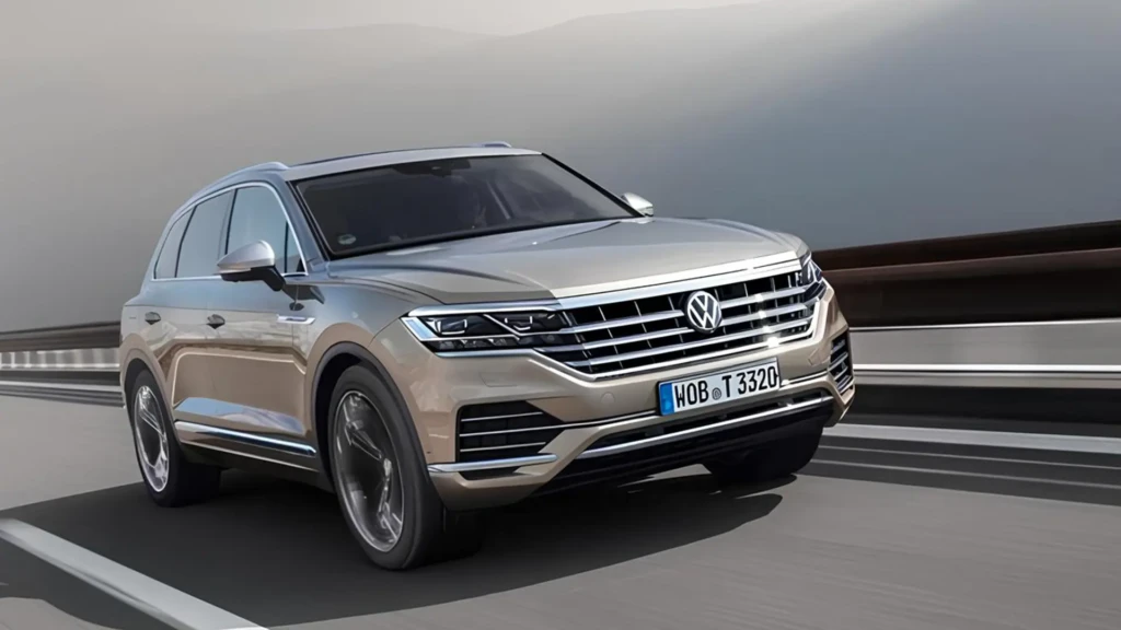 Електричний SUV Volkswagen, який може стати заміною Touareg, під час руху автострадою