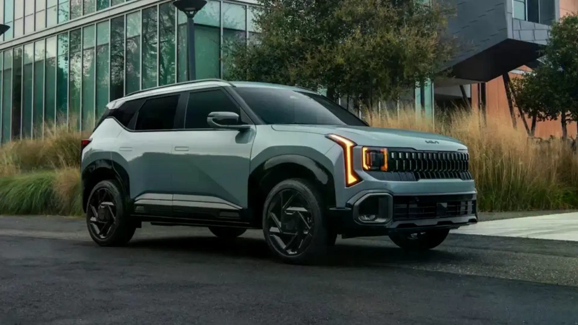 Kia Seltos нового покоління в ракурсі спереду збоку на міській вулиці