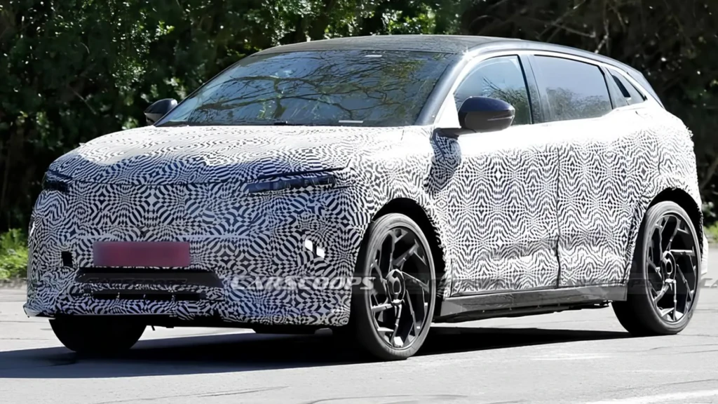 Новий компактний хетчбек Renault у камуфляжі під час дорожніх випробувань показали наживо