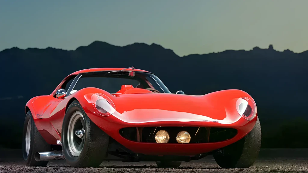 Рідкісний спорткар Cheetah червоного кольору на відкритому майданчику