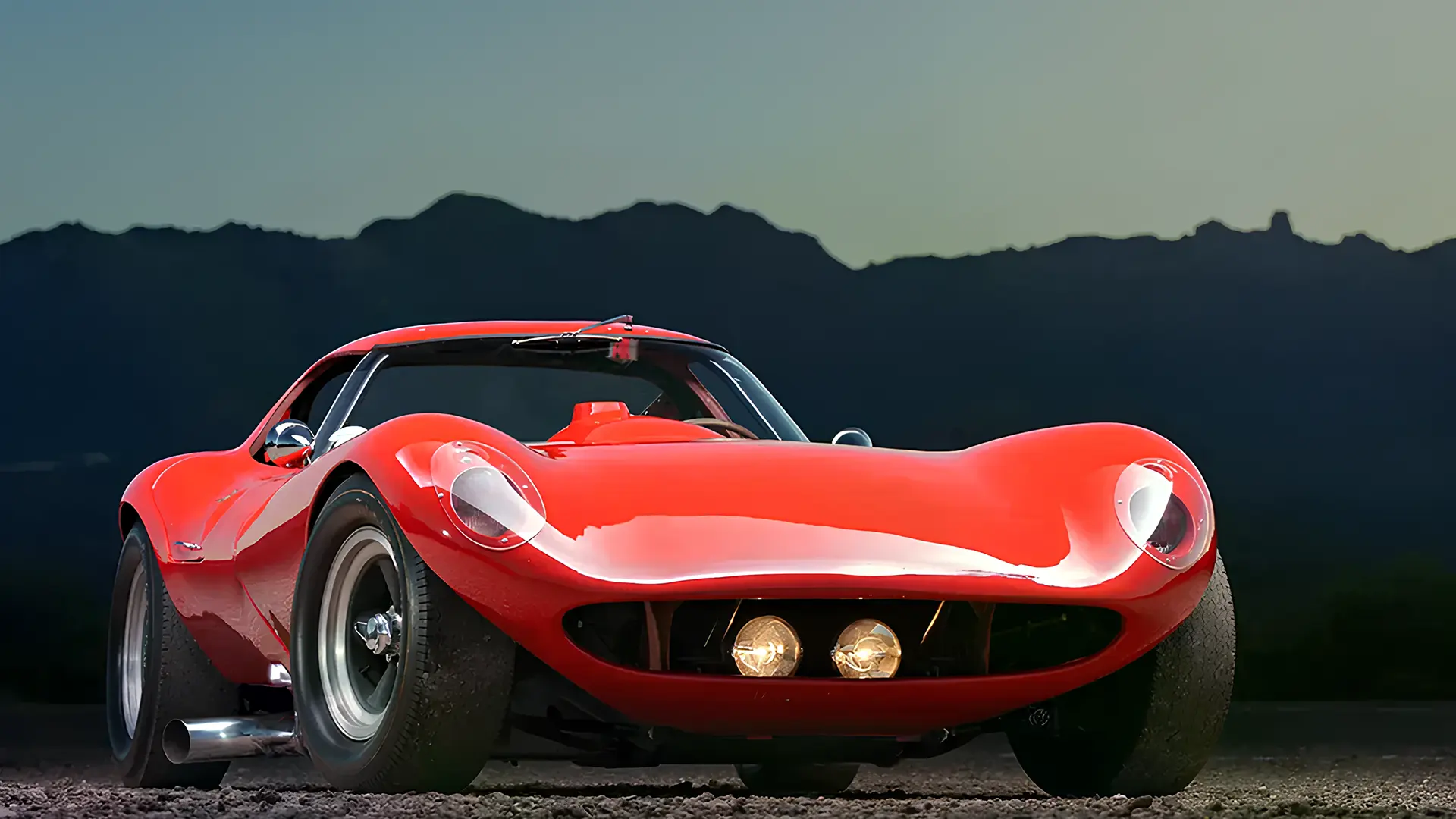 Рідкісний спорткар Cheetah червоного кольору на відкритому майданчику