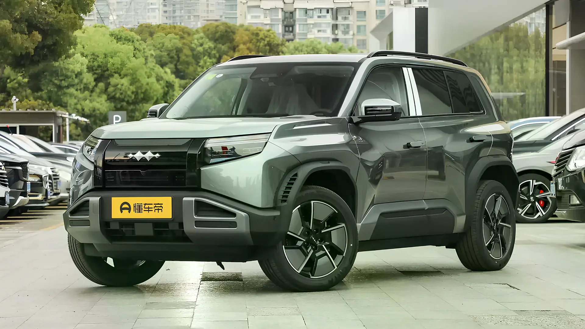 Сучасний електричний кросовер на майданчику автосалону як ілюстрація до теми попиту на електромобілі в Україні