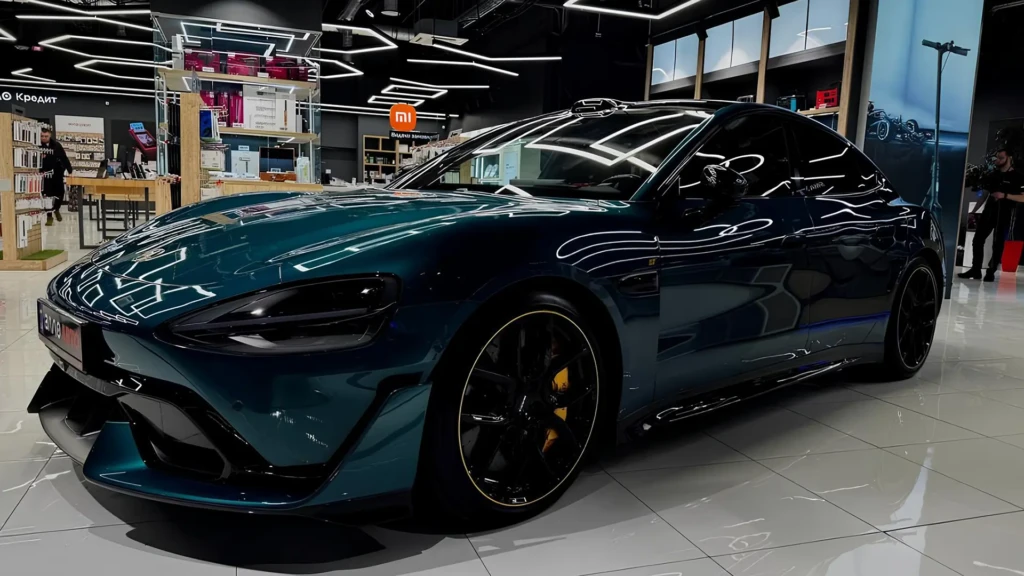 Електромобіль Xiaomi у шоурумі