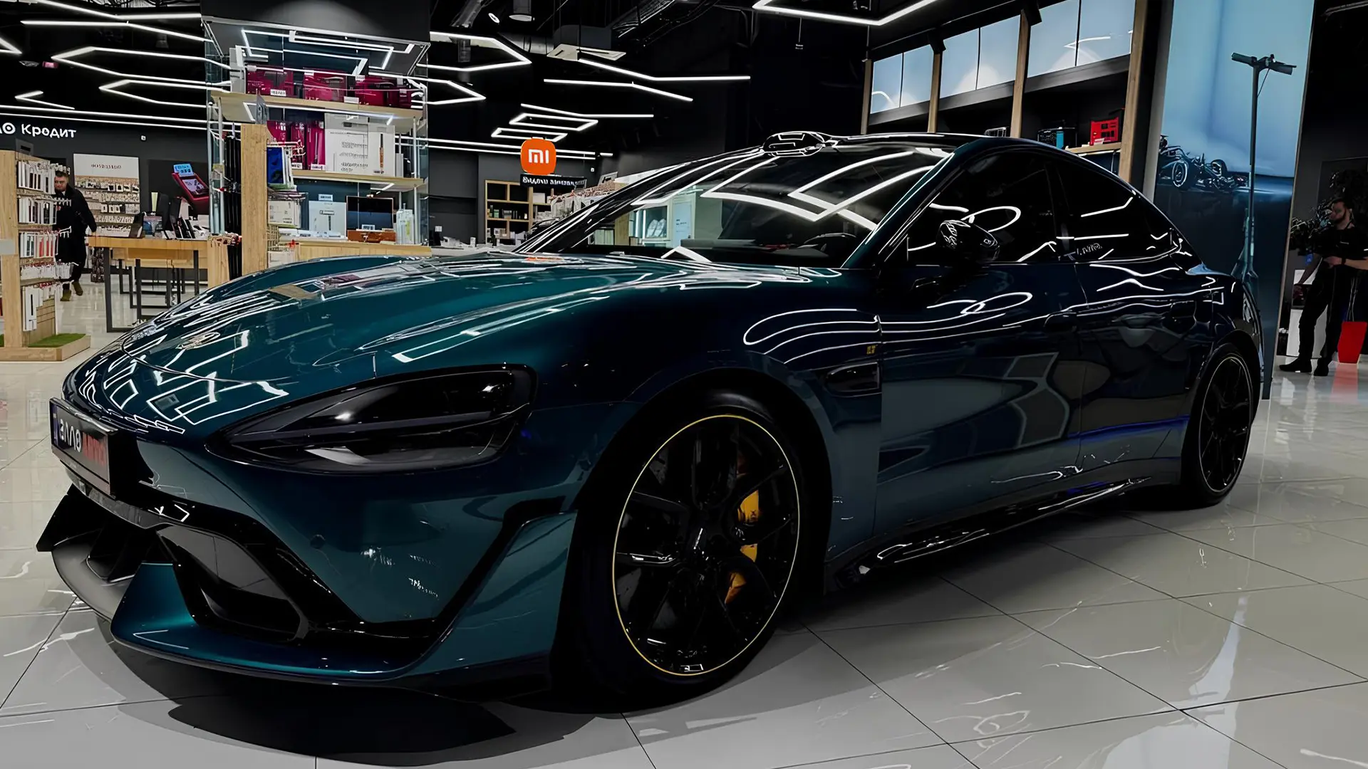 Електромобіль Xiaomi у шоурумі