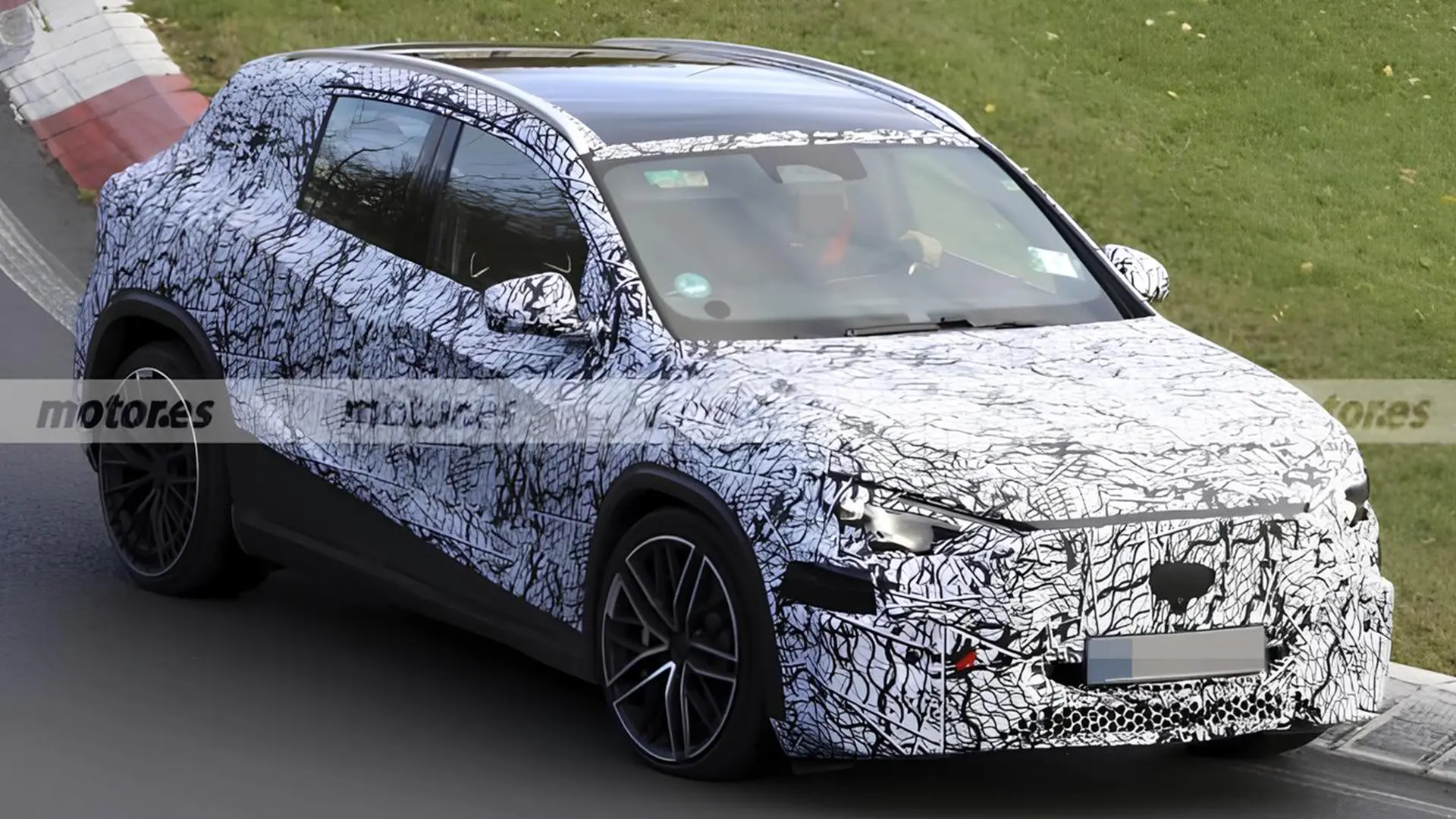 Замаскований прототип Mercedes GLA 2027 під час дорожніх випробувань