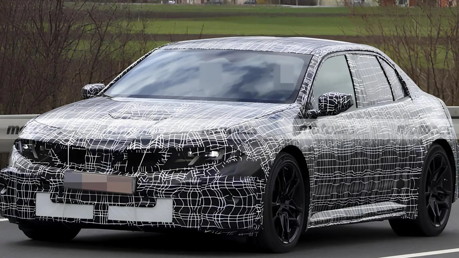 Прототип електричного BMW M3 2027 у камуфляжі під час дорожніх випробувань