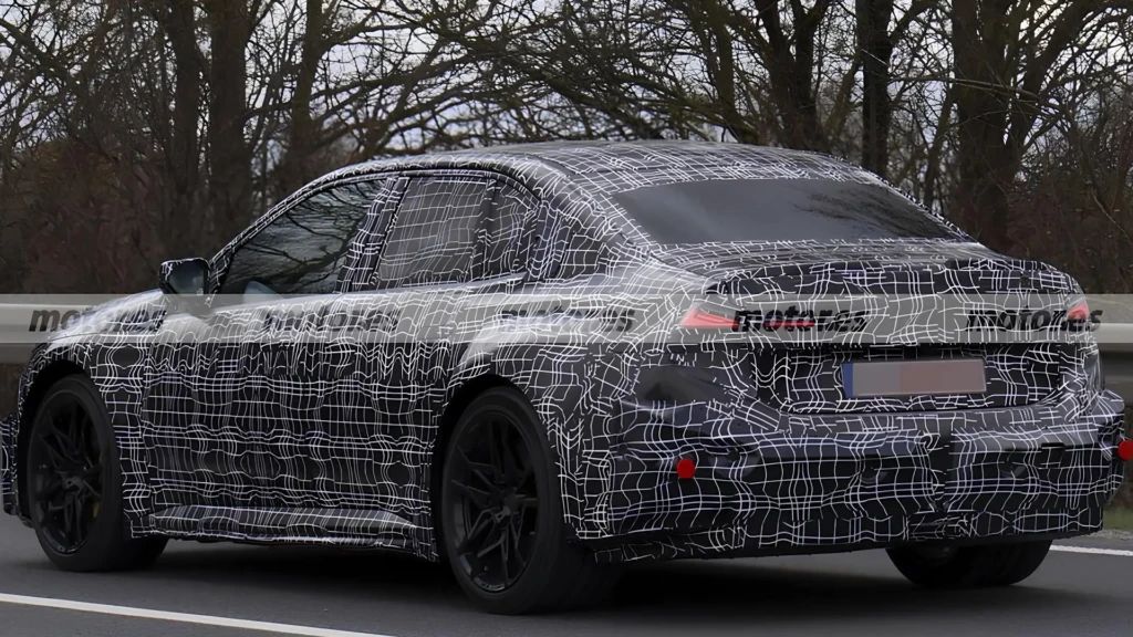 Електричний BMW M3 2027 у камуфляжі під час дорожніх тестів, вигляд ззаду збоку