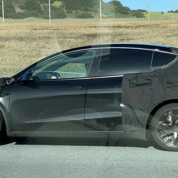 Новый Tesla Model YL впервые заметили в США: 6-местный электрокар готовят к запуску