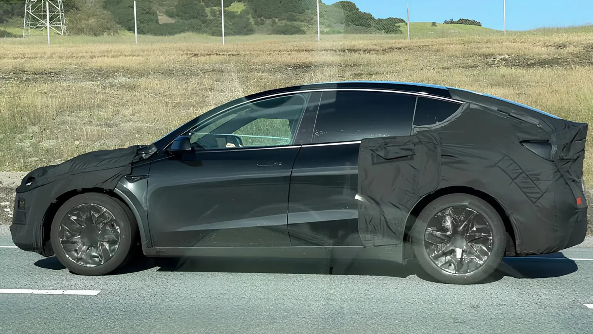 Tesla Model YL у камуфляжі під час дорожніх випробувань