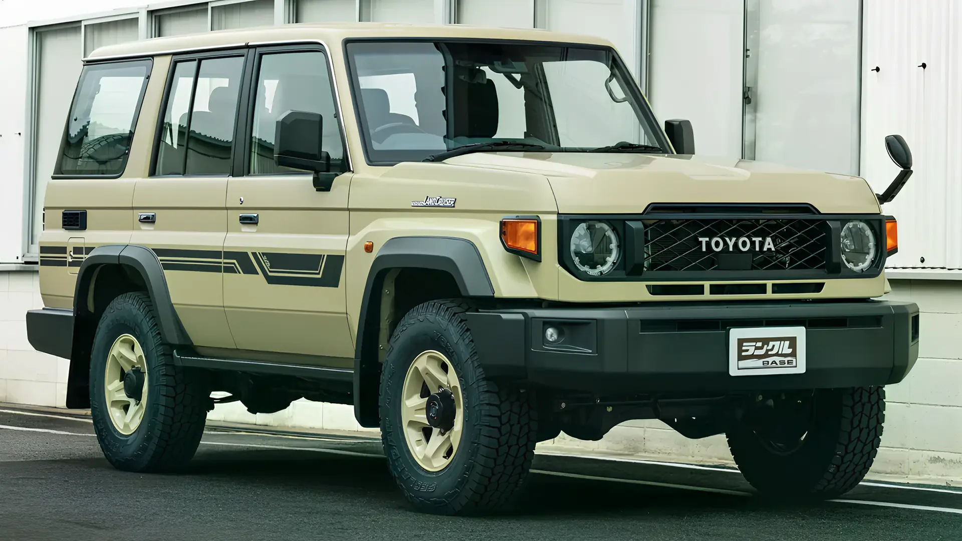Бежевий Toyota Land Cruiser 70 з позашляховими шинами на міській вулиці